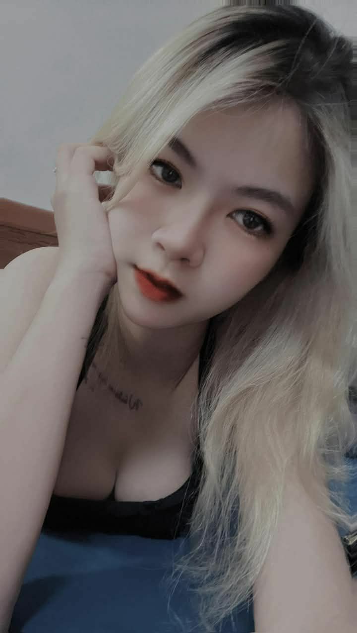 Bố mẹ gửi vể quê, cô gái rảnh rỗi gạ định anh hàng xóm